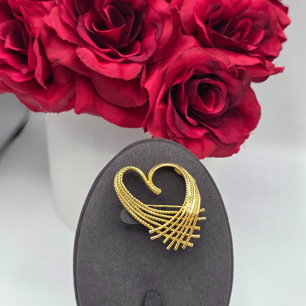 New View Brooch‎ Gold Tone Heart Pin Designer Fashion Jewelry Textured Vintage